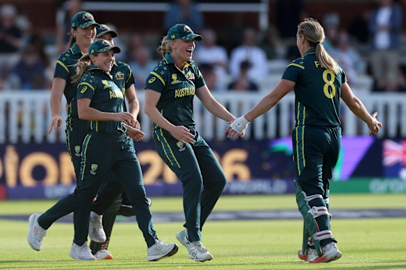 Ellyse Perry celebrates with teammates.