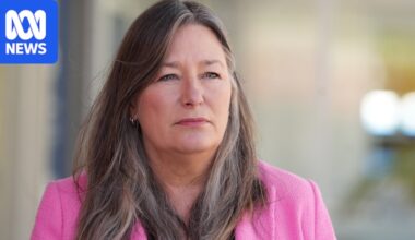 ACT Education Minister Yvette Berry resigns from cabinet after 'serious corrupt conduct' findings in her portfolio