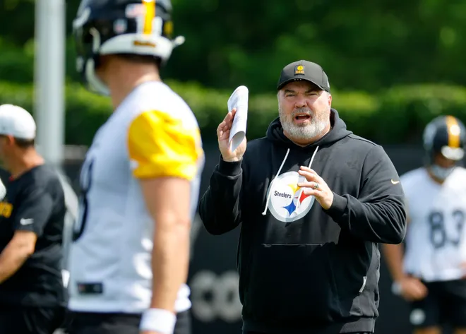 PITTSBURGH, PENNSYLVANIA - JUNE 11: Mike McCarthy of the Pittsburgh Steelers talks with quarterbacks at UPMC Rooney Sports Complex on June 11, 2026 in Pittsburgh, Pennsylvania. (Photo by Justin K. Aller/Getty Images)