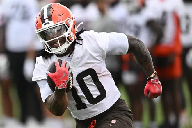 Cleveland Browns running back Quinshon Judkins (10) runs with the ball during minicamp at CrossCountry Mortgage Campus.
