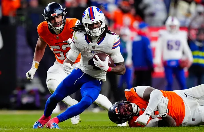 Buffalo Bills running back James Cook III (4) runs against Denver Broncos linebacker Jonah Elliss (52) and defensive end Eyioma Uwazurike (96).