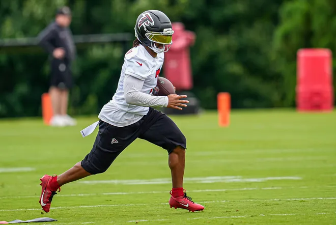 Atlanta Falcons running back Bijan Robinson (7) runs with the ball on the field during Minicamp.
