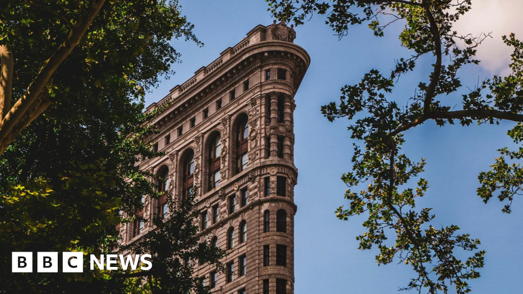 Would you pay $58.5m to live New York City's historic Flatiron Building? - BBC