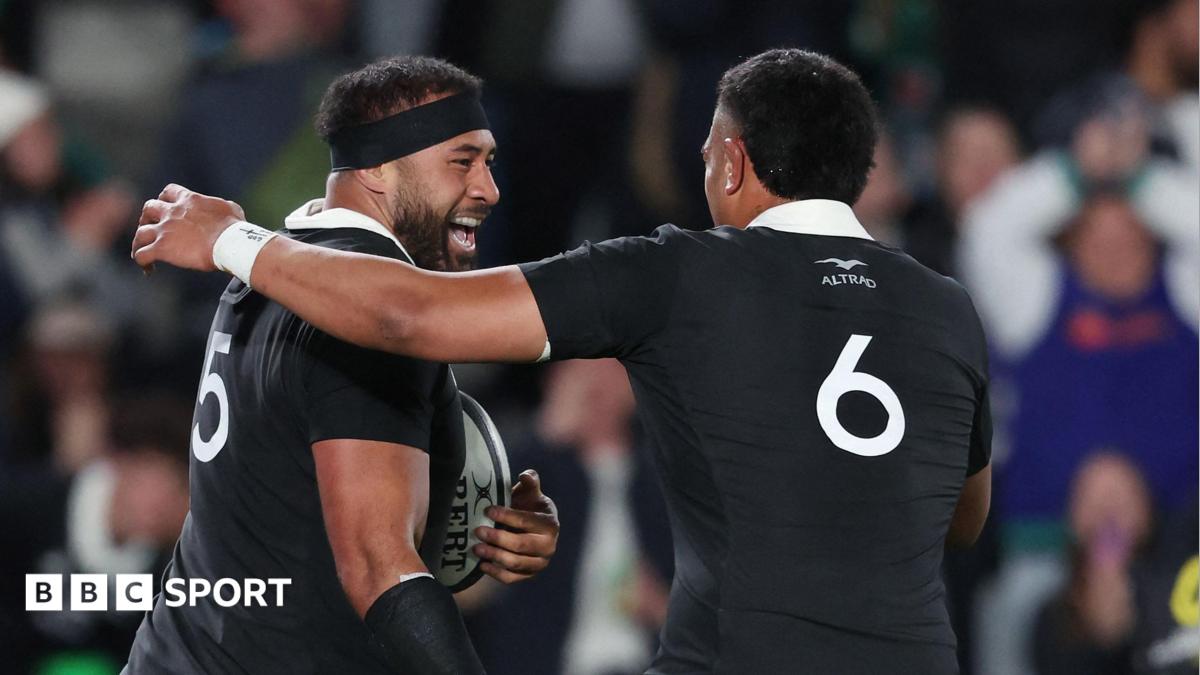 Patrick Tuipulotu and Tupou Vaa'i celebrate an All Blacks try