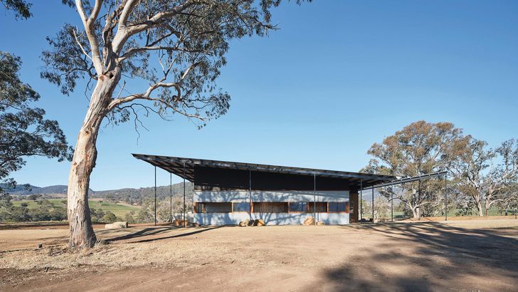 Like a broad-brimmed hat, the expansive roof of Upside Down Akubra House (2020) provides shade and captures rain.
