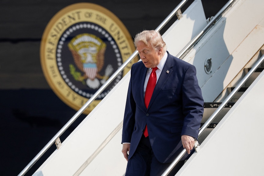 Donald Trump exits his new Boeing 747 gifted by Qatar. 