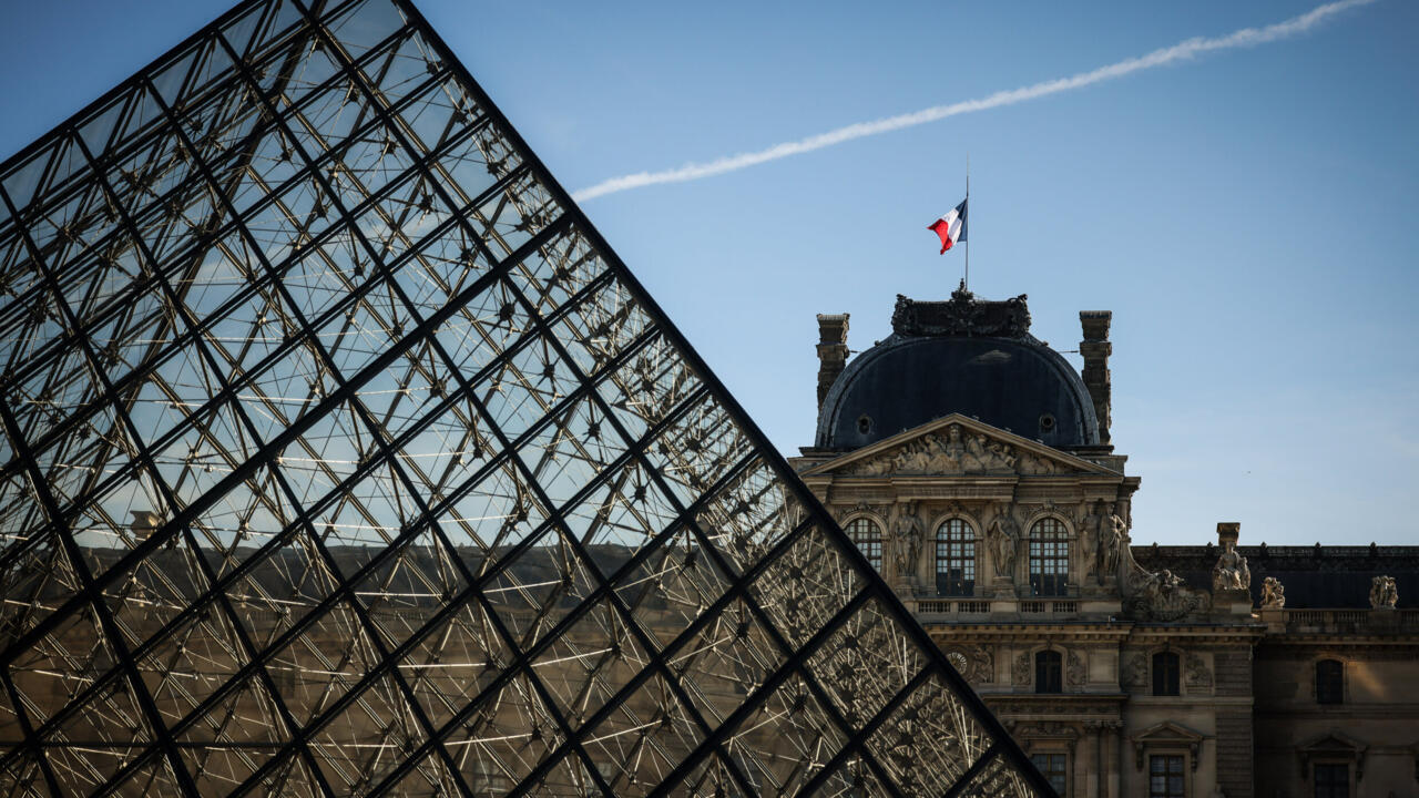 Louvre gallery where jewellery heist took place to reopen to public