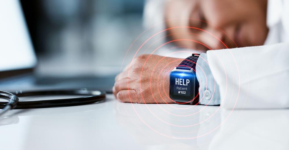 Smartphones and smartwatches can collect information on various walking-related measures, including walking speed, step length, stability, differences between steps and sometimes gait symmetry (Photo: Shutterstock) שעון חכם