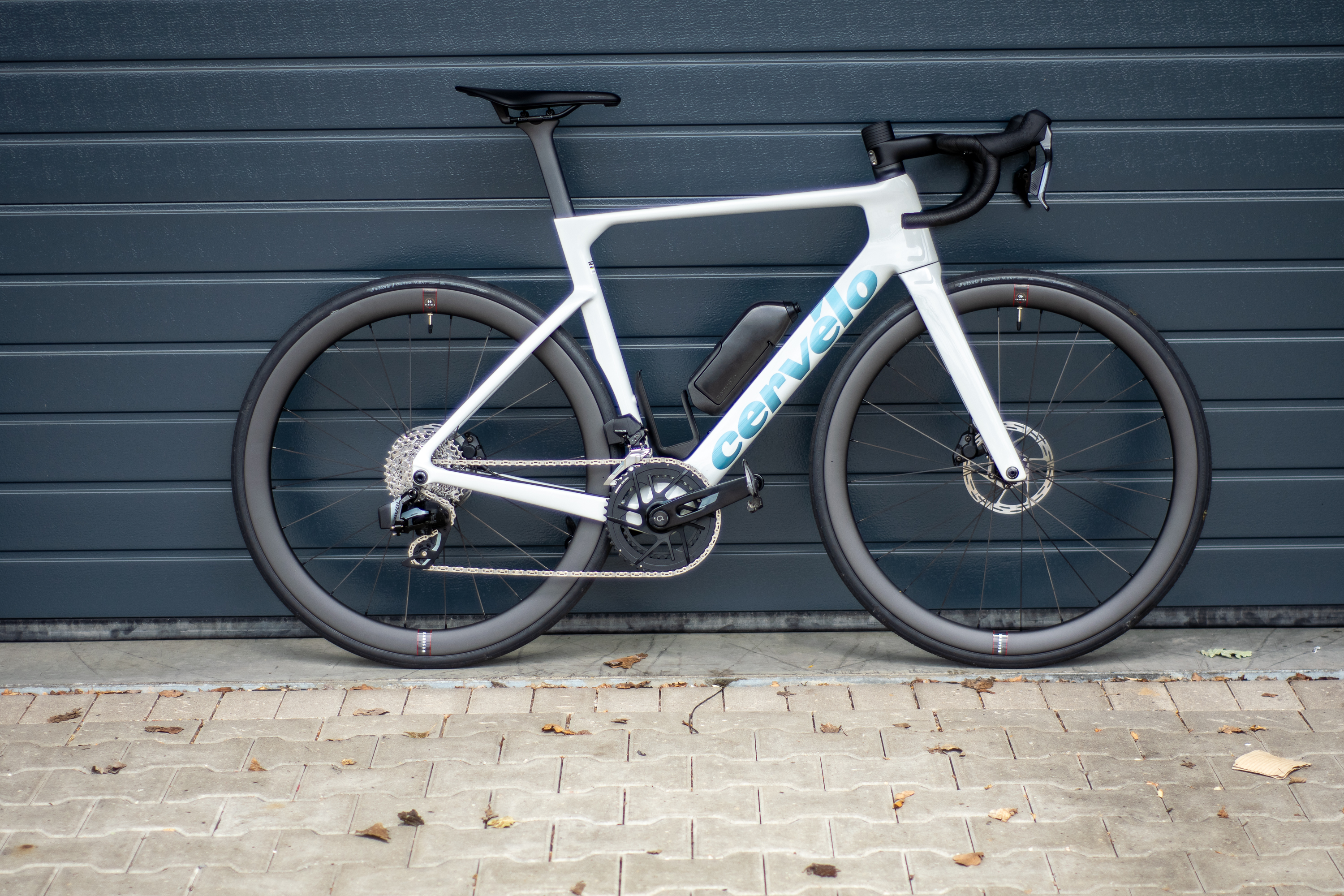 A white and blue Cervélo Soloist 