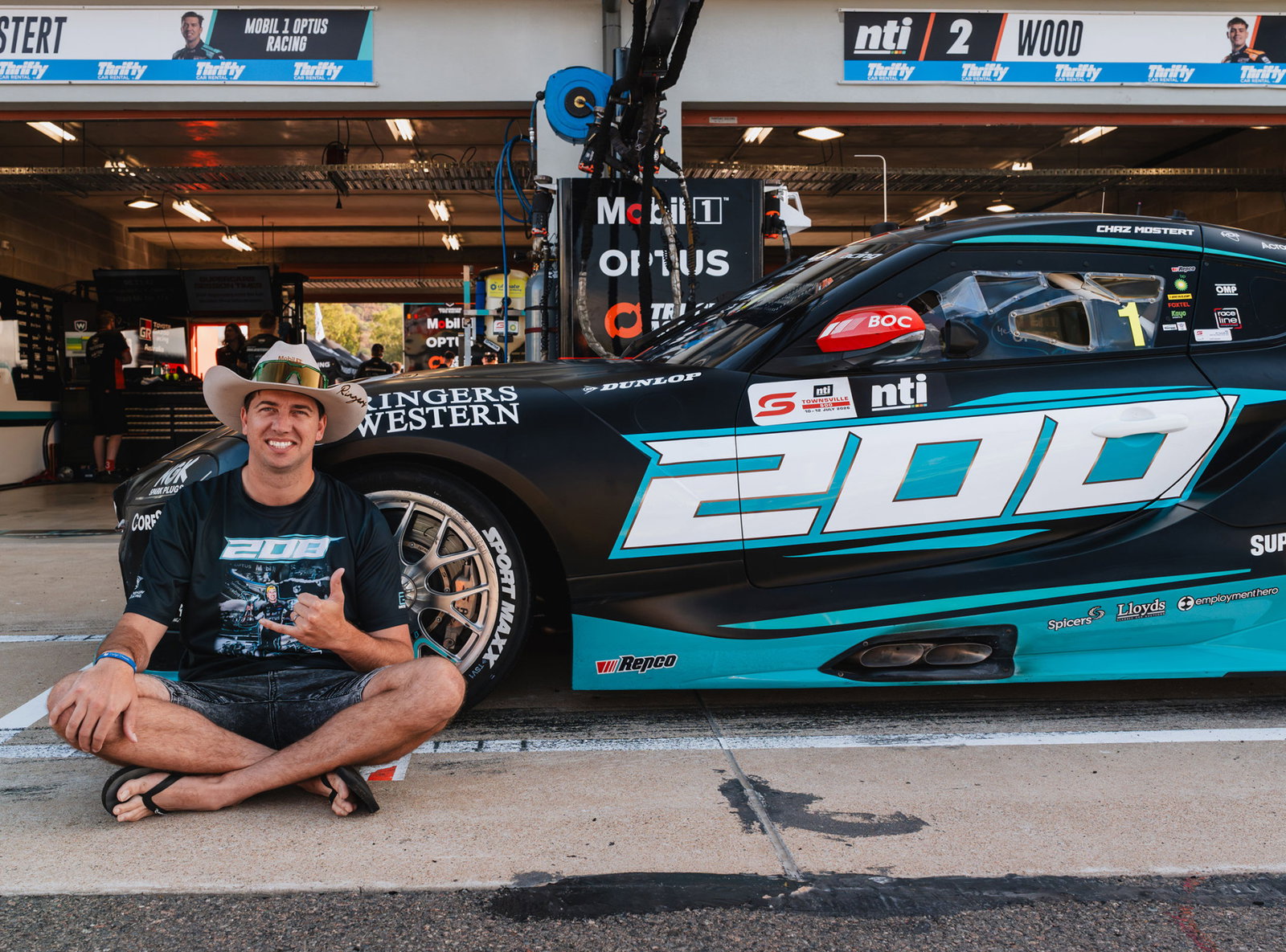 Walkinshaw surprises Mostert with Sunday livery change