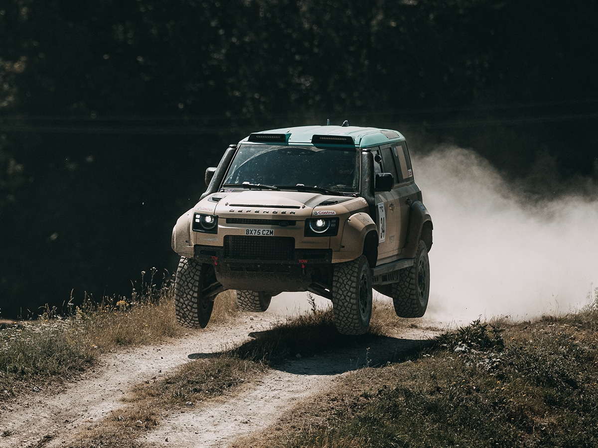 Defender dakar d7x r ride along with stephane peterhansel 0008 gfos defenderrally stephanepeterhansel ora ben2