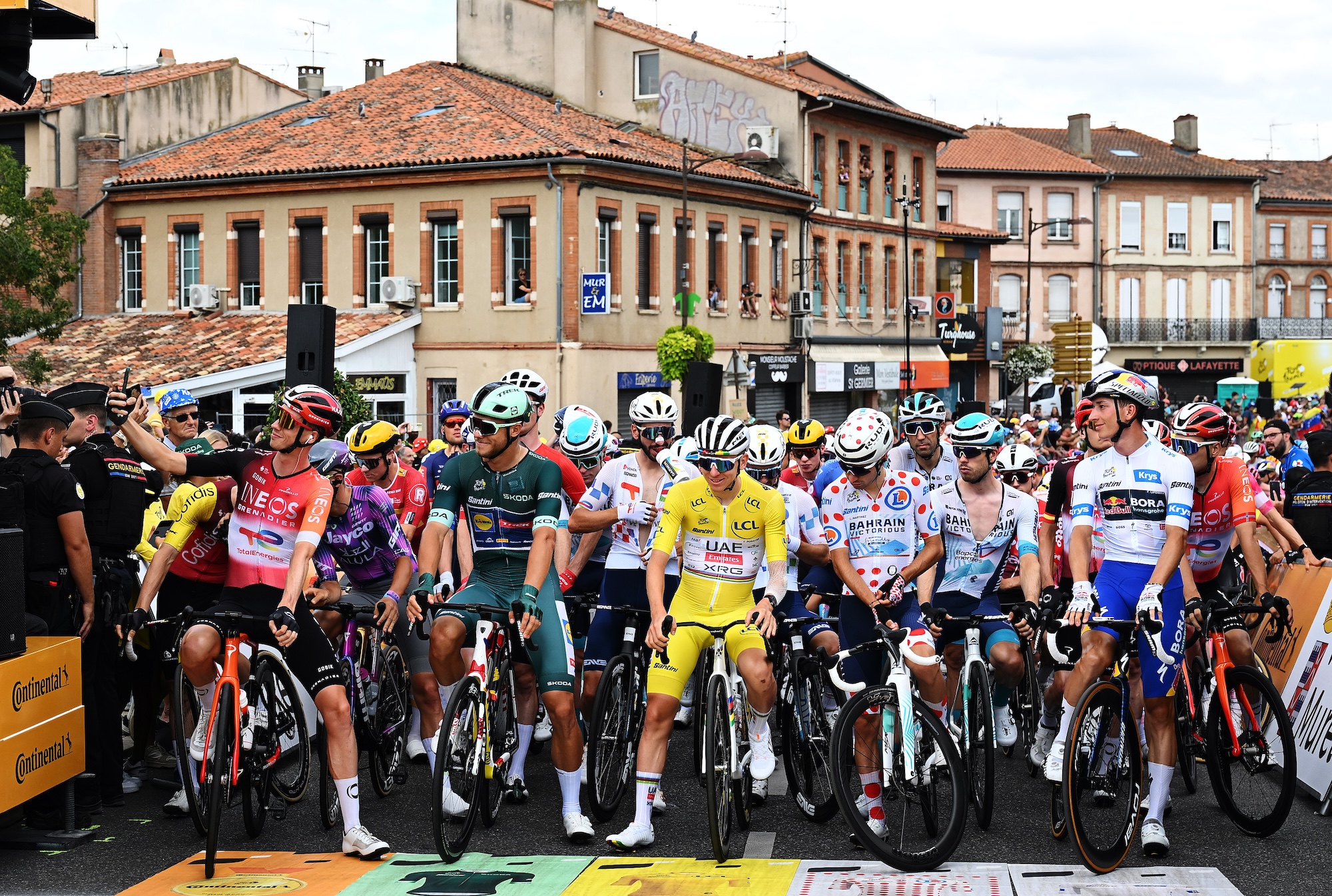 MURET, FRANCE - JULY 20: (L-R) Thymen Arensman of Netherlands and Team INEOS Grenadiers, Jonathan Milan of Italy and Team Lidl - Trek - Green Sprint Jersey, Tadej Pogacar of Slovenia and UAE Team Emirates - XRG - Yellow Leader Jersey, Lenny Martinez of France and Team Bahrain - Victorious - Polka Dot Mountain Jersey and Florian Lipowitz of Germany and Team Red Bull - BORA - hansgrohe - White best Young Rider Jersey prior to the 112th Tour de France 2025, Stage 15 a 169.3km stage from Muret to Carcassonne / #UCIWT / on July 20, 2025 in Muret, France. (Photo by Tim de Waele/Getty Images)