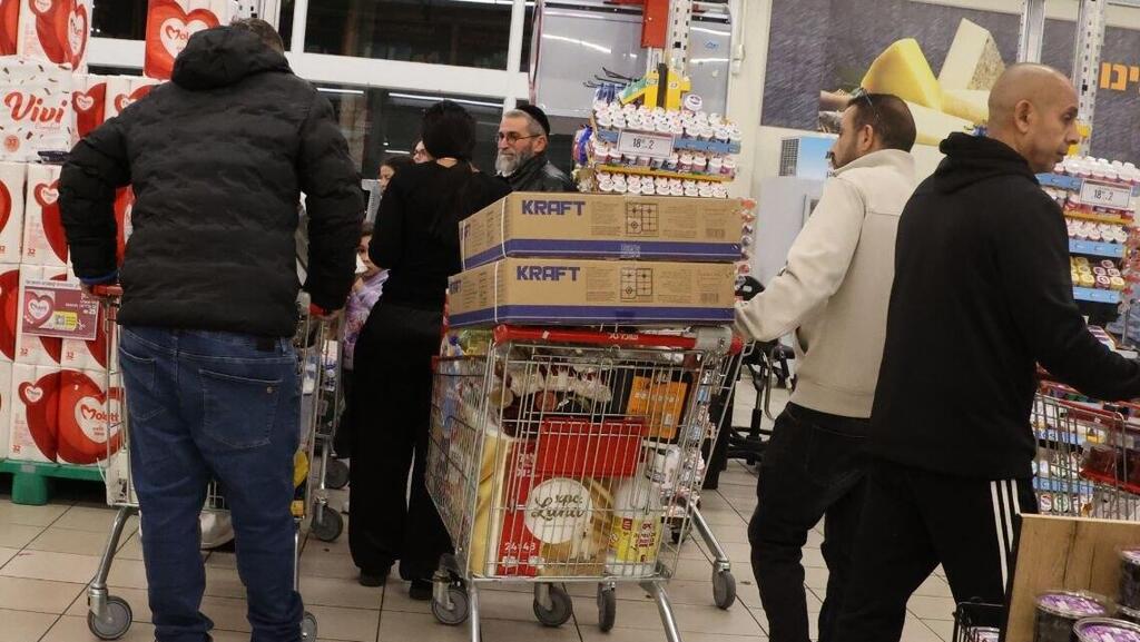 The rapid rise of BNPL and private credit is tying everyday consumer spending to global financ (Photo: Moti Kimchi) עומס בסופר לפני החג