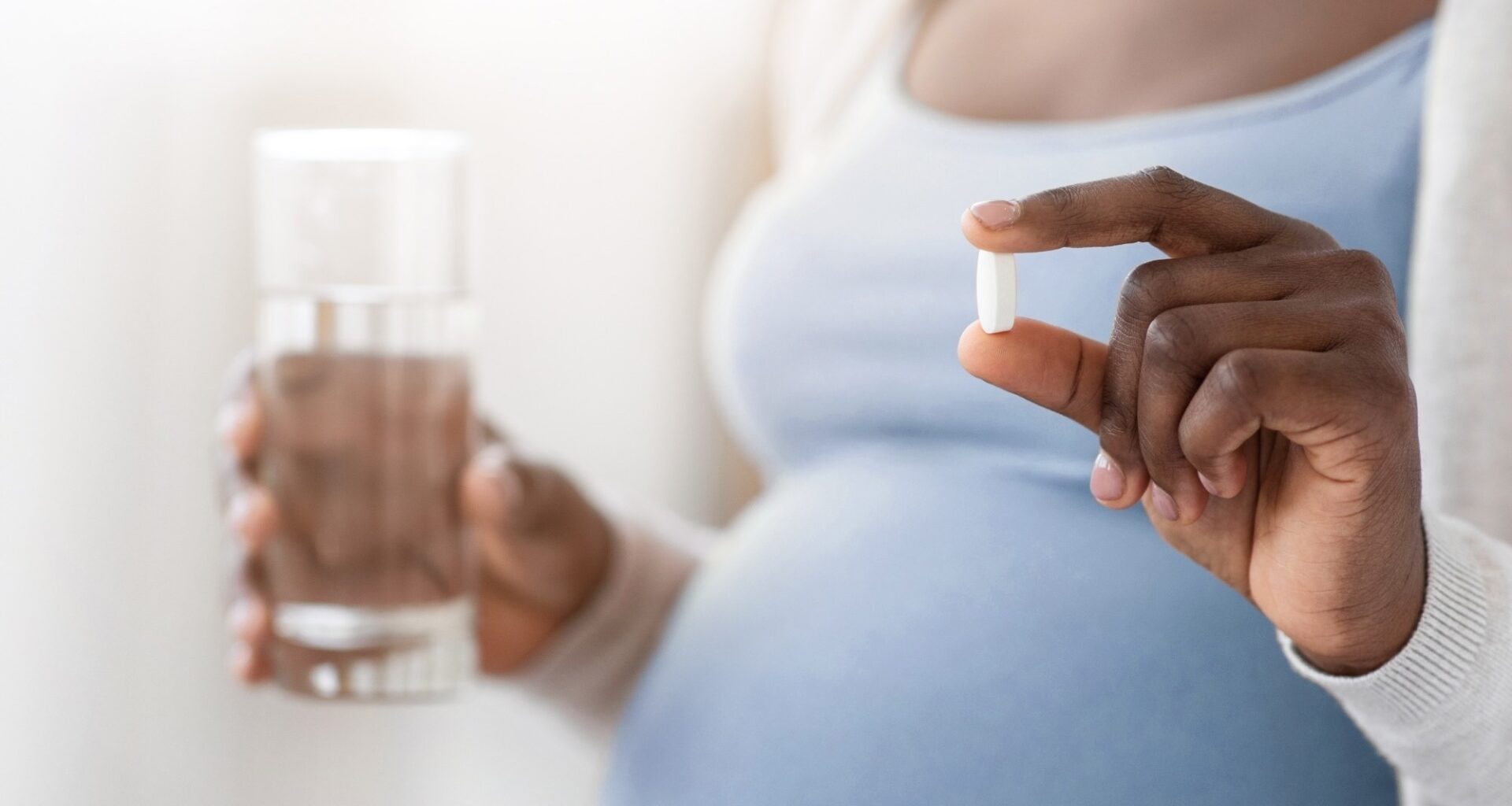 Unrecognizable Black Expectant Lady Holding Pill And Water Glass
