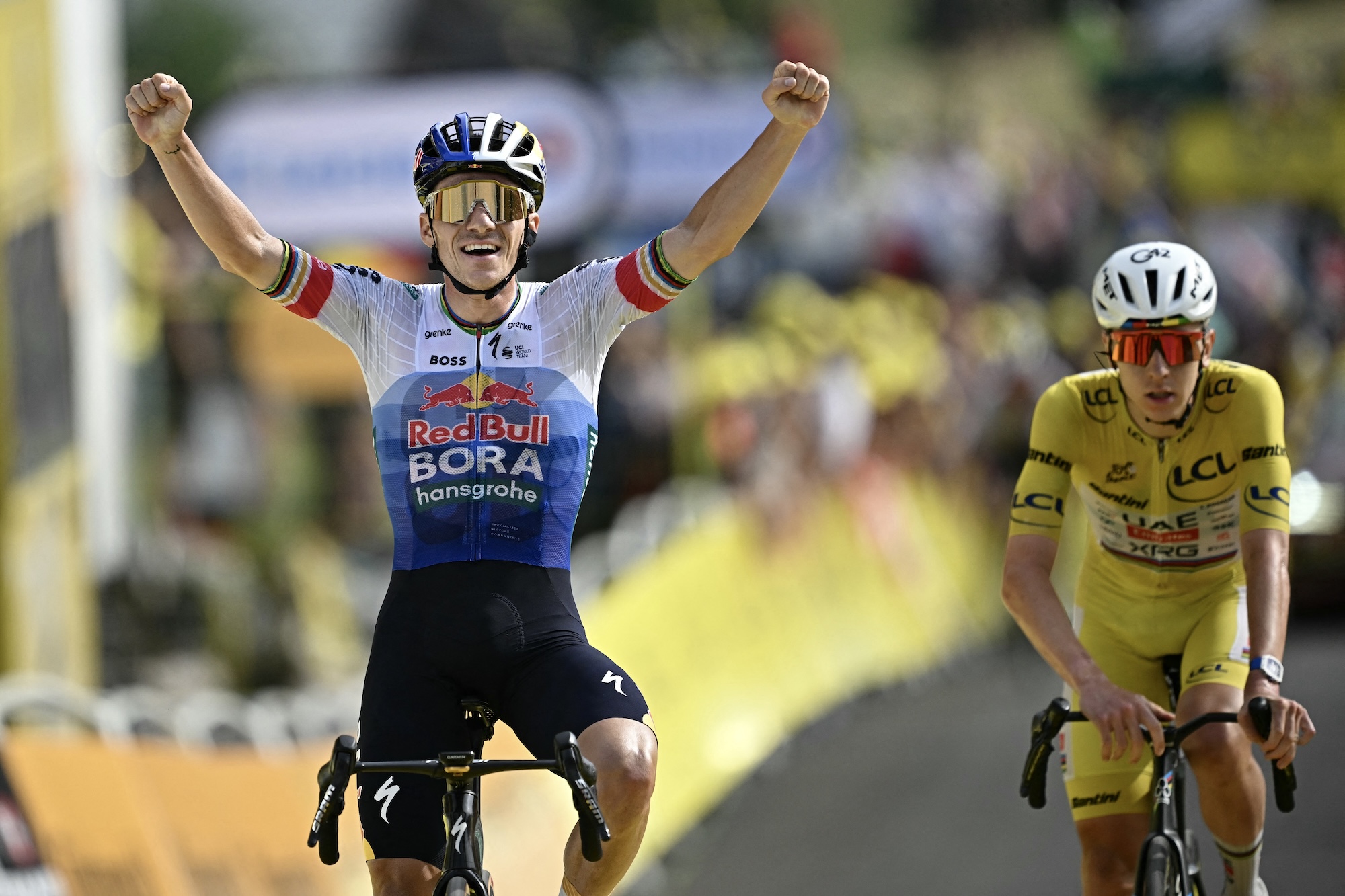 Red Bull - BORA - hansgrohe team's Belgian rider Remco Evenepoel cycles to the finish line to win ahead of UAE Team Emirates - XRG's Slovenian rider Tadej Pogacar (R) during the 15th stage of the 113th edition of the Tour de France cycling race, 183,9 km between Champagnole and Plateau de Solaison in the Jura mountains, on July 19, 2026. (Photo by Loic VENANCE / AFP)