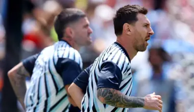 Why refs wait to hold up flag for offside in soccer image