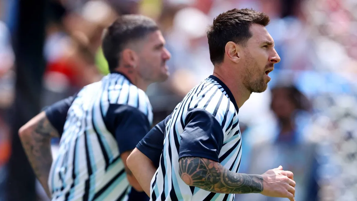 Why refs wait to hold up flag for offside in soccer image