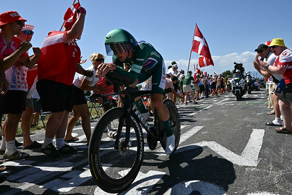 Lidl - Trek team's Danish rider Mads Pedersen wearing the sprinter's green jersey cycles during the 16th stage of the 113th edition of the Tour de France cycling race, 26,1 km time trial between &Eacute;vian-les-Bains and Thonon-les-Bains in the French Alps, on July 21, 2026. (Photo by Loic VENANCE / AFP)