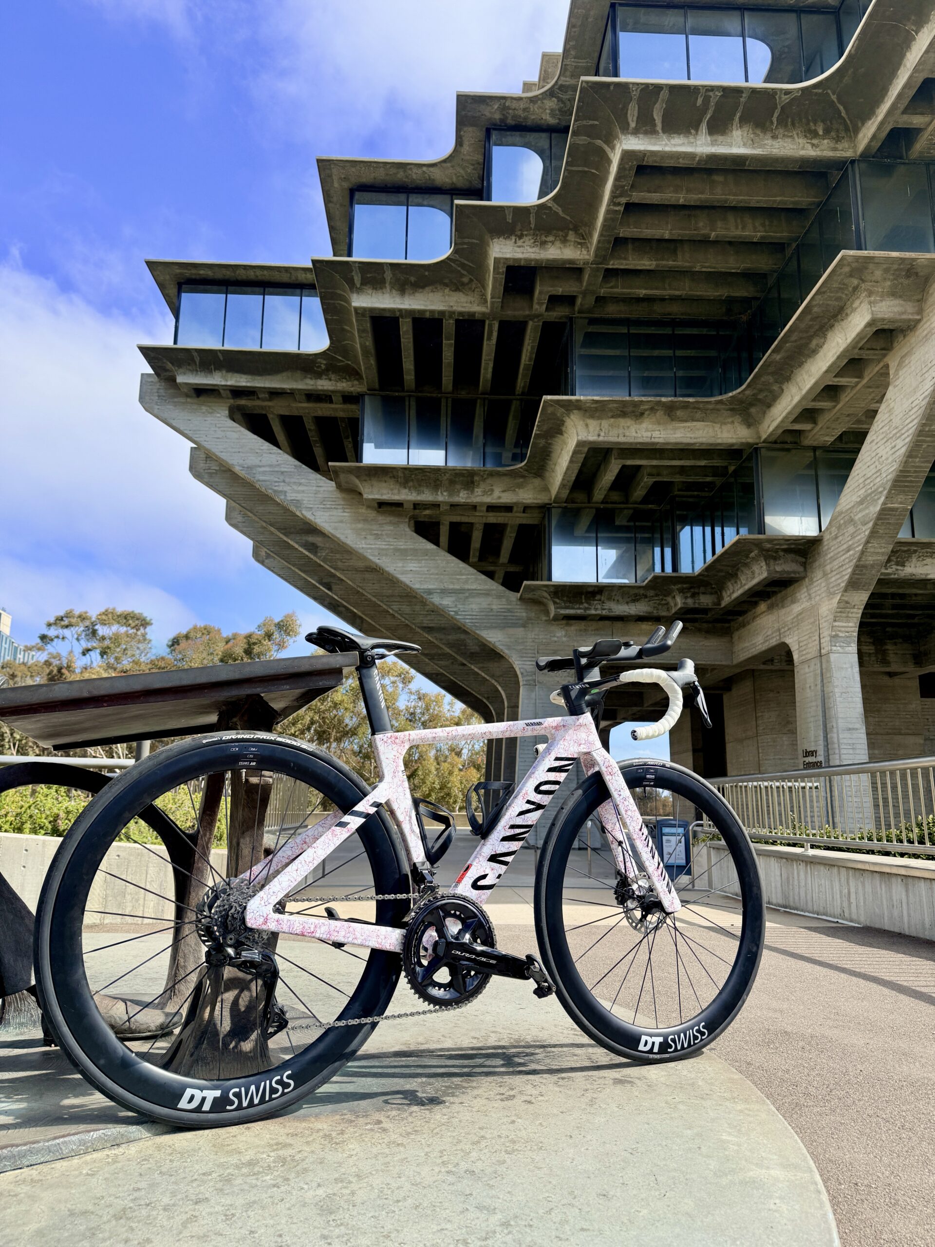 Canyon Aeroad CFR Di2 in the MyCanyon Mano Collection Leo colorway outside UCSD’s Geisel Library