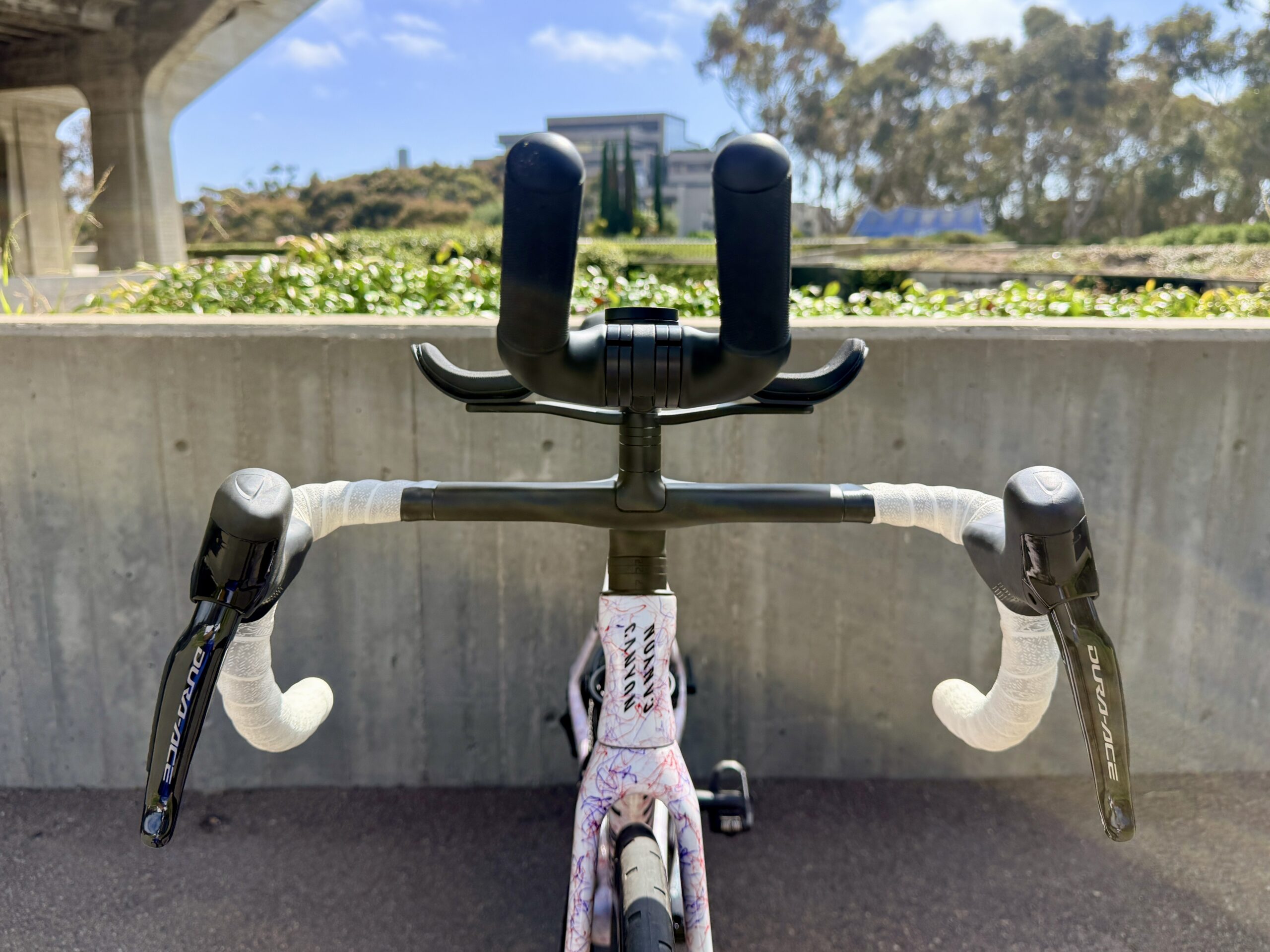 Front-on view of the Canyon Aeroad CFR integrated cockpit with GEAR GROOVE aero extension