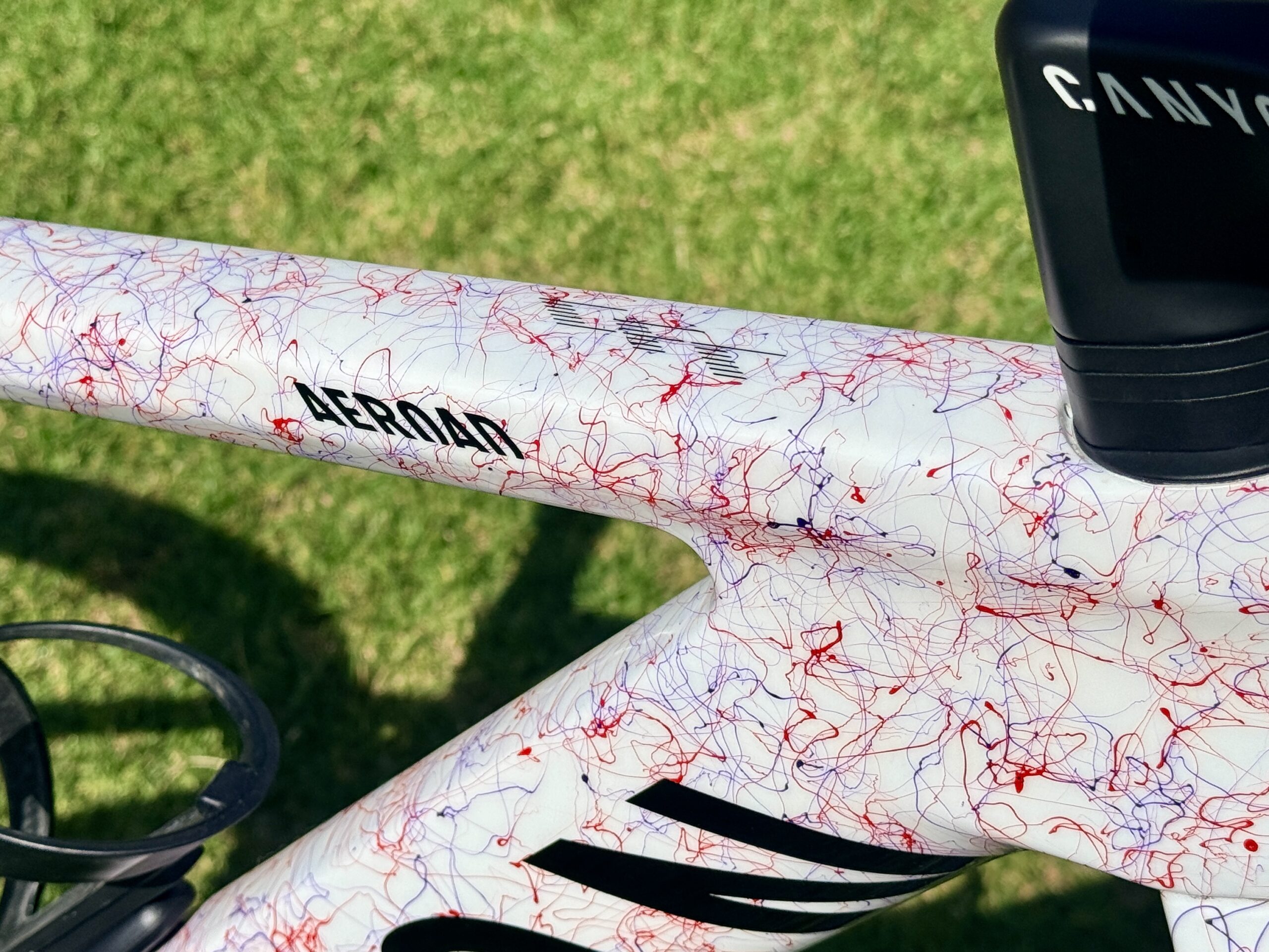Close-up of the Canyon Aeroad CFR custom MyCanyon paint detail on the top tube