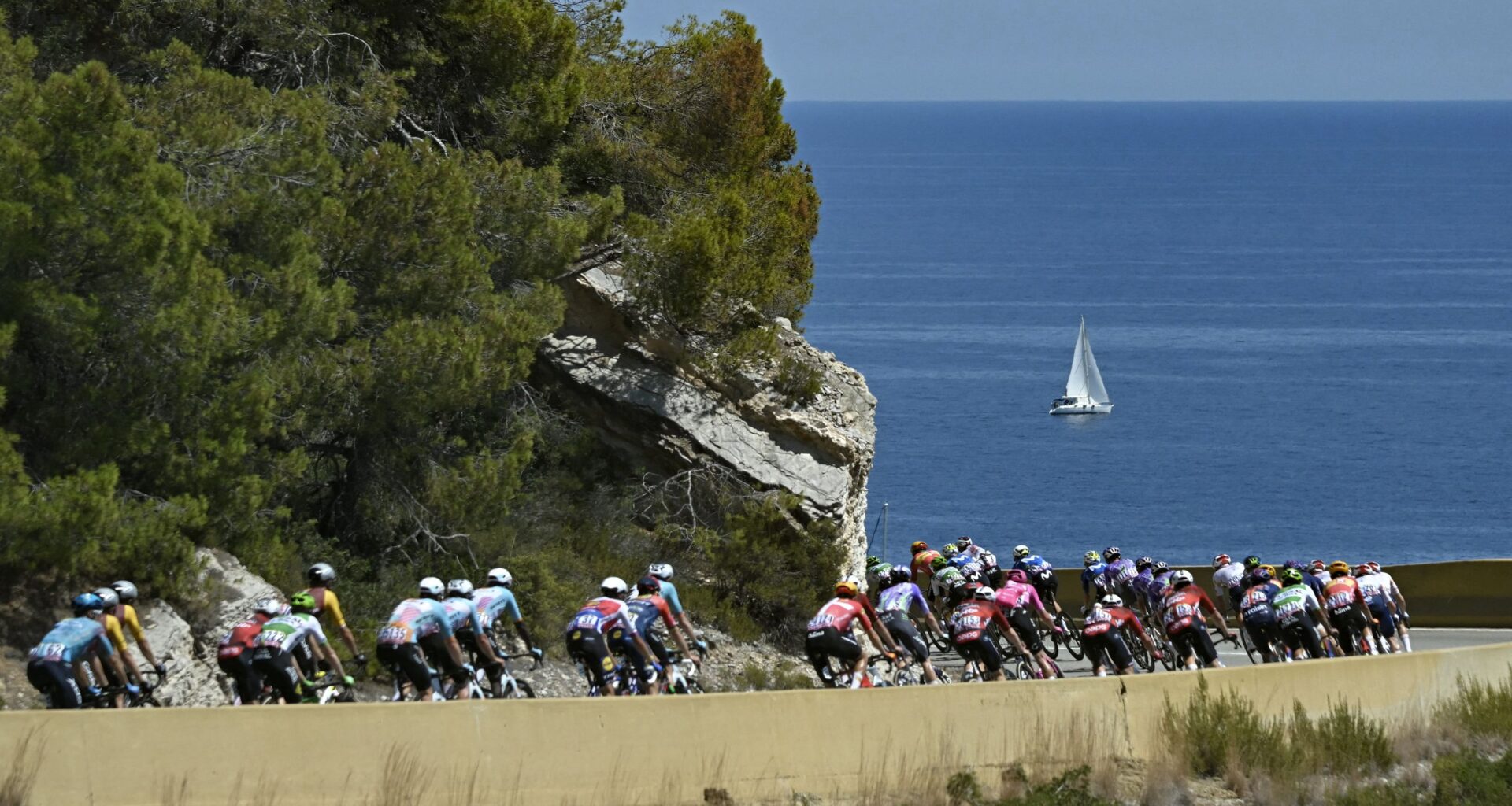 Tour de France stage 2 LIVE: The peloton are controlling the gap to the three man break