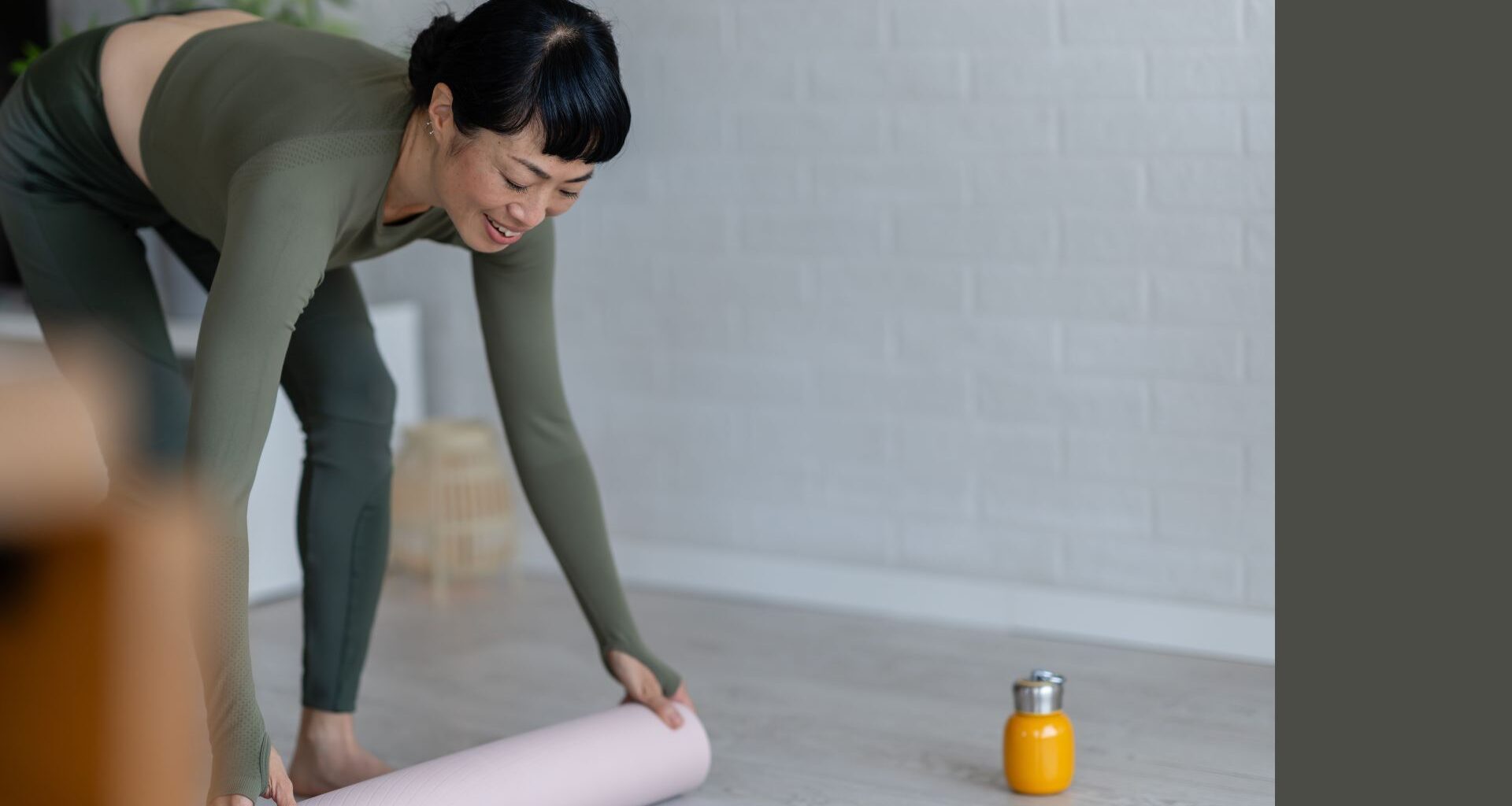 Woman rolling out yoga mat for the Copenhagen plank exercise