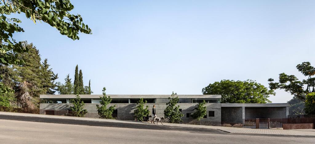 One of its defining features is the difference in elevation between the street and the house (Photo: Amit Geron) הבית היפה בישראל, תכנון: פיצו קדם אדריכלים