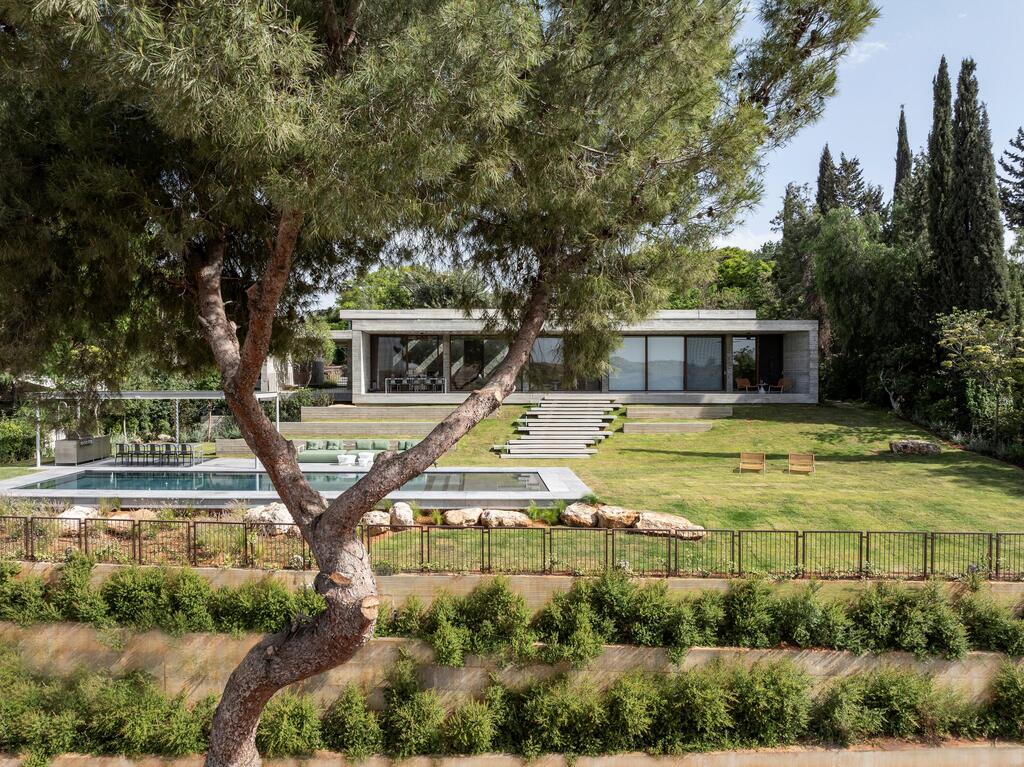 Topographic separation defines the project (Photo: Amit Geron) הבית היפה בישראל, תכנון: פיצו קדם אדריכלים