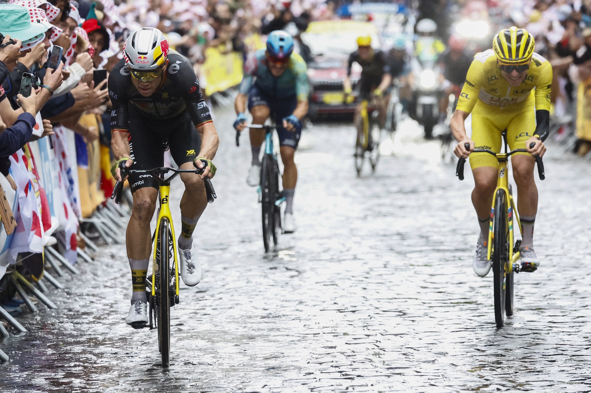 Wout van Aert (Visma-Lease a Bike) ahead of Tadej Pogacar (UAE Team Emirates - XRG) up Rue Lepic on the Butte de Montmartre during the 21st stage of the 2025 Tour de France (Photo by Etienne GARNIER / POOL / AFP)