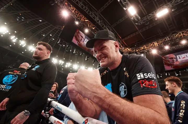 Tyson Fury celebrates his win over Arslanbek Makhmudov in Tottenham, England. (April 11, 2026)