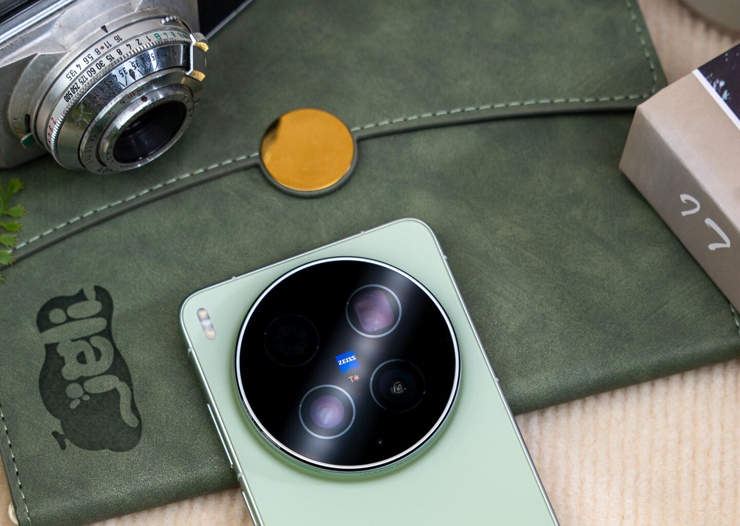 Vivo X500 Ultra: Leaker reveals, what's in store for the 35mm and 85mm Zeiss cameras