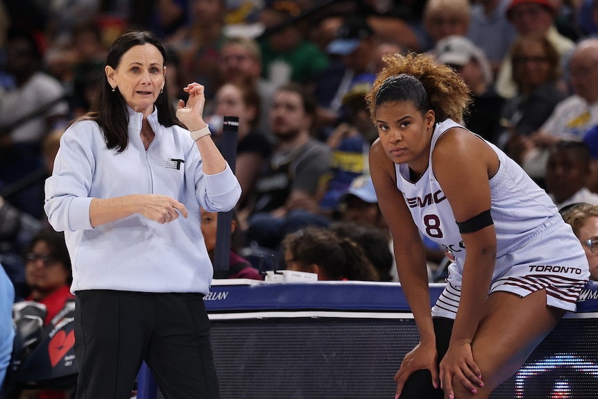 Sandy Brondello gives directions to Nyara Sabally