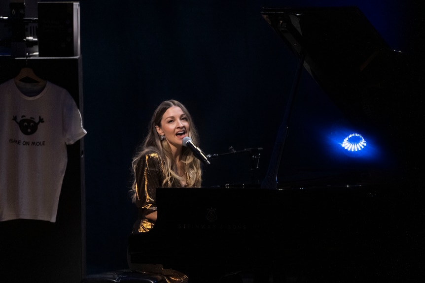 Kate Miller-Heidke sings at the memorial for Richard Scolyer.