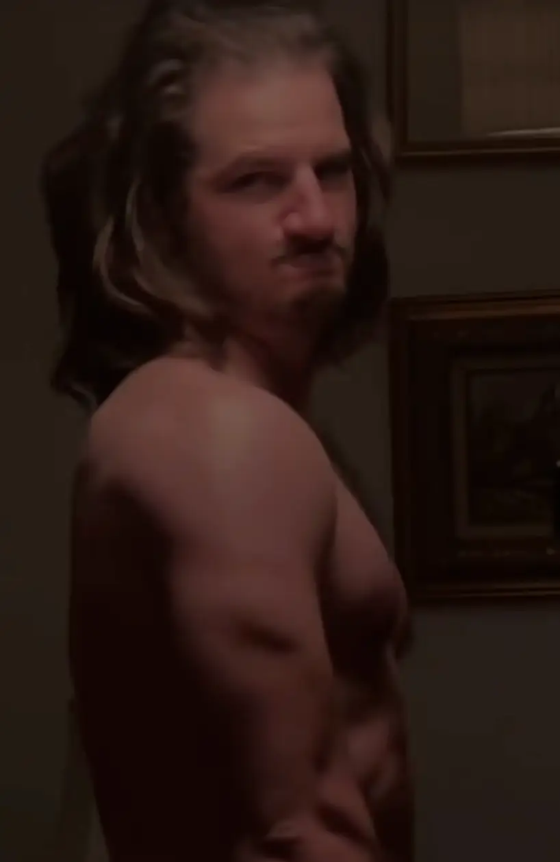 Peter shows off his muscles (TikTok/Boozebagfitness)