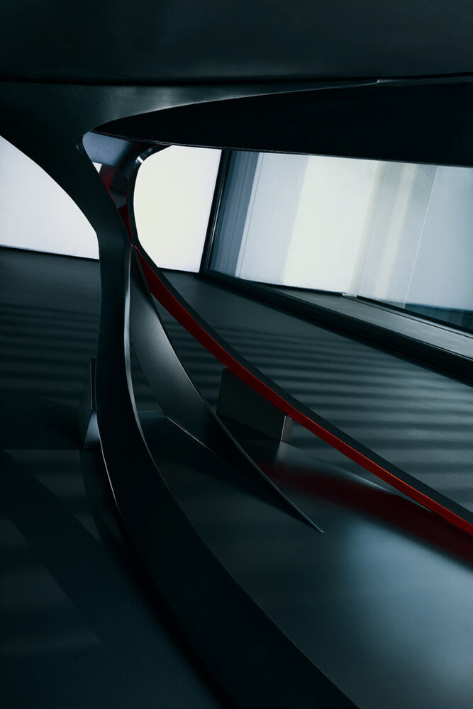 six-meter-long table with its dark metallic structure and a subtle Tangerine accent, a reference to one of Porsche's most iconic colours of the 1960s and 1970s