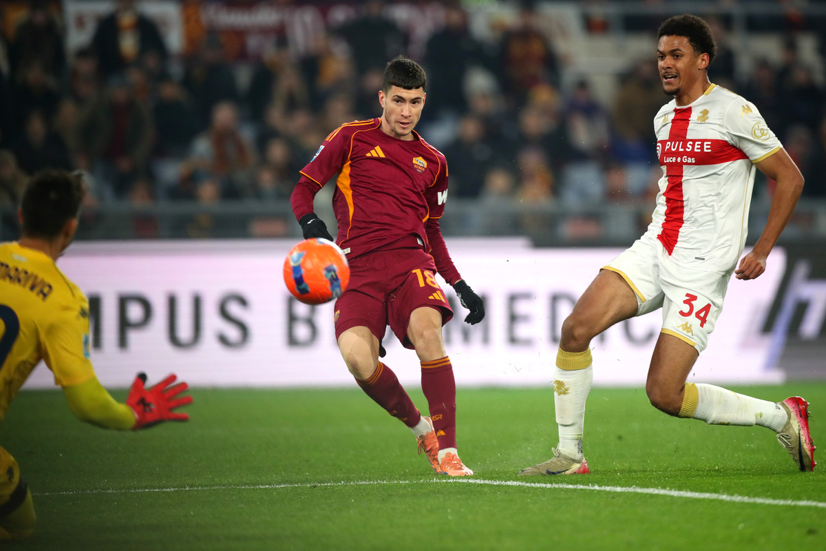 ROME, ITALY - DECEMBER 29: Matias Soule of AS Roma scores the opening goal during the Serie A match between AS Roma and Genoa CFC at Stadio Olimpico on December 29, 2025 in Rome, Italy. (Photo by Paolo Bruno/Getty Images)