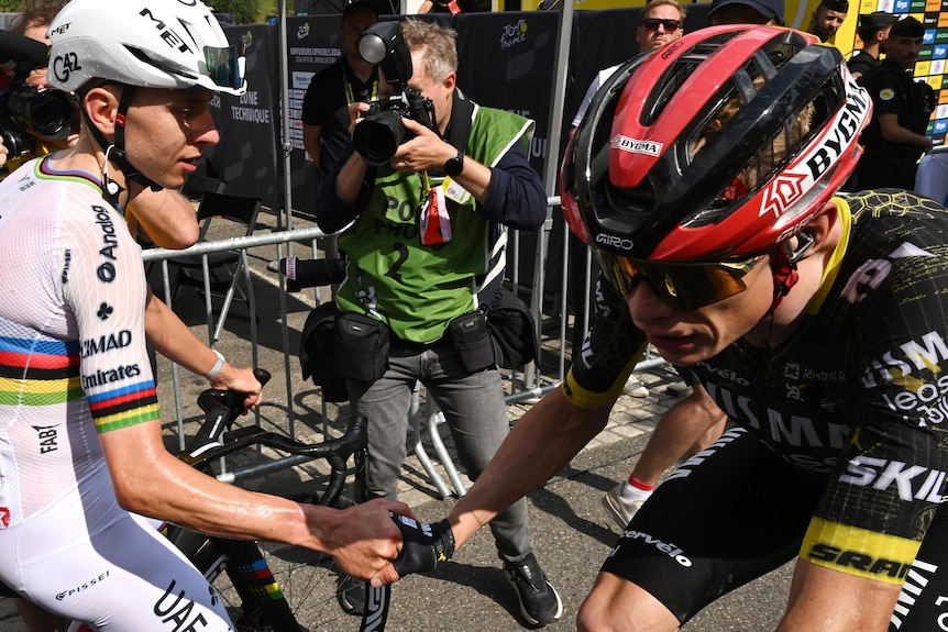 Tadej Pogačar shakes the hand of Jonas Vingegaard