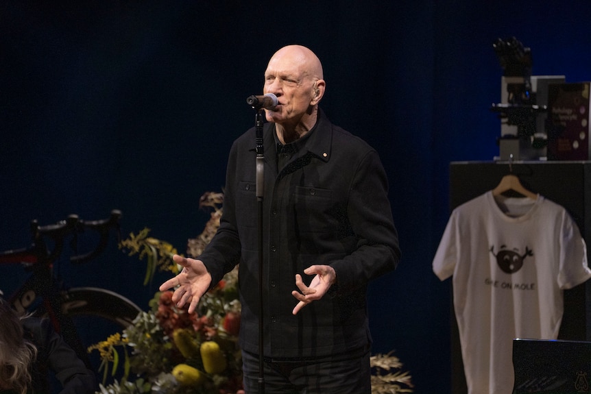 Midnight Oil's Peter Garrett sings at the memorial for Richard Scolyer.