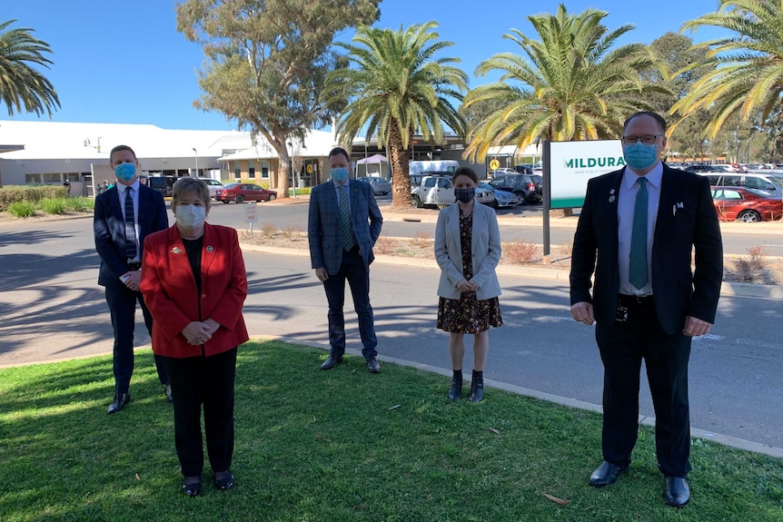 five people wearing masks and stand socially distanced in front of the Mildura Base Hospital building