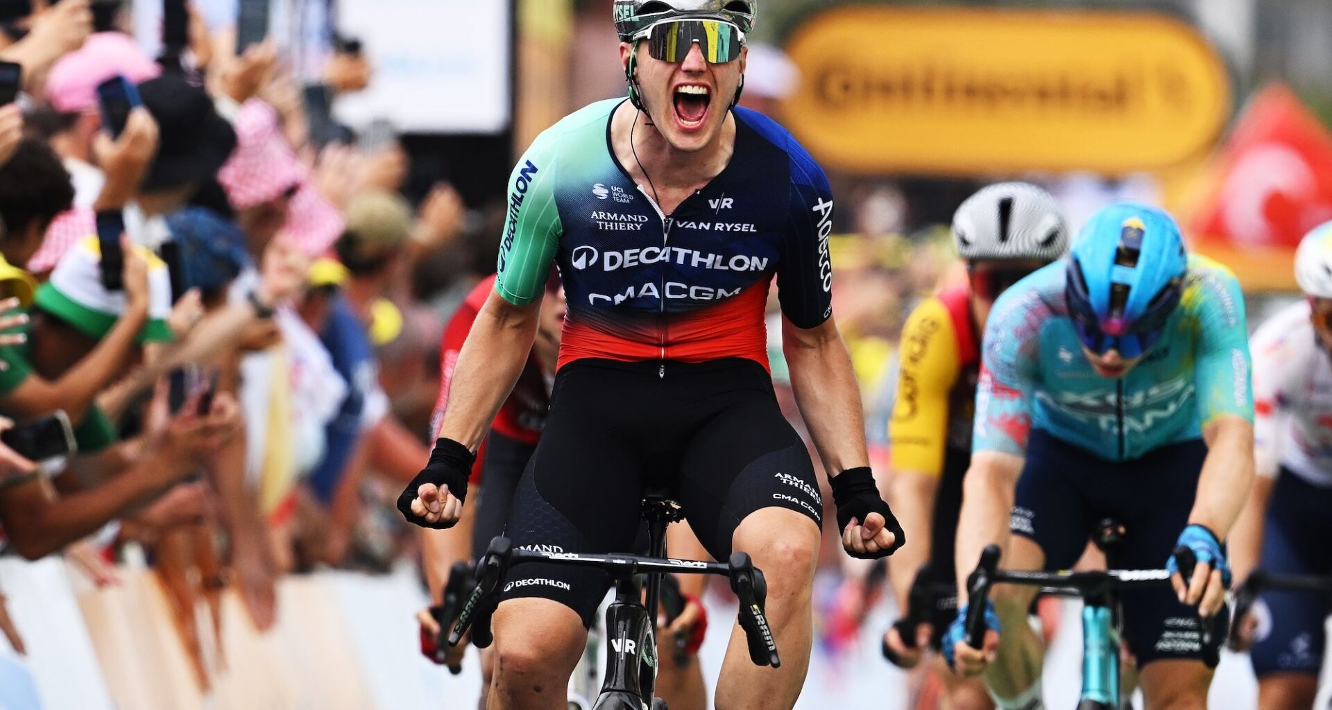 As it happened: First bunch sprint of Tour de France ends with a dominant win after chaotic run-in