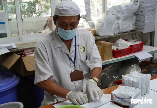 How traditional medicine herbs are processed at Ho Chi Minh City Traditional Medicine Institute - Ảnh 3.