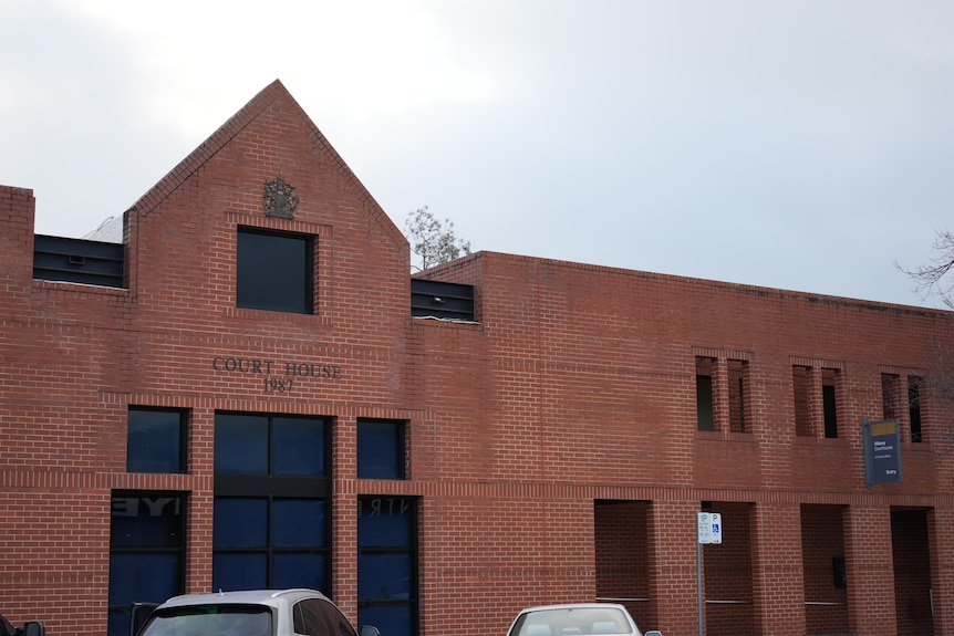 A picture of the front of a court house