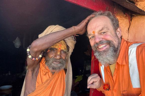 Arnold Dix won the hearts of people in India when he got a blessing at a local temple.