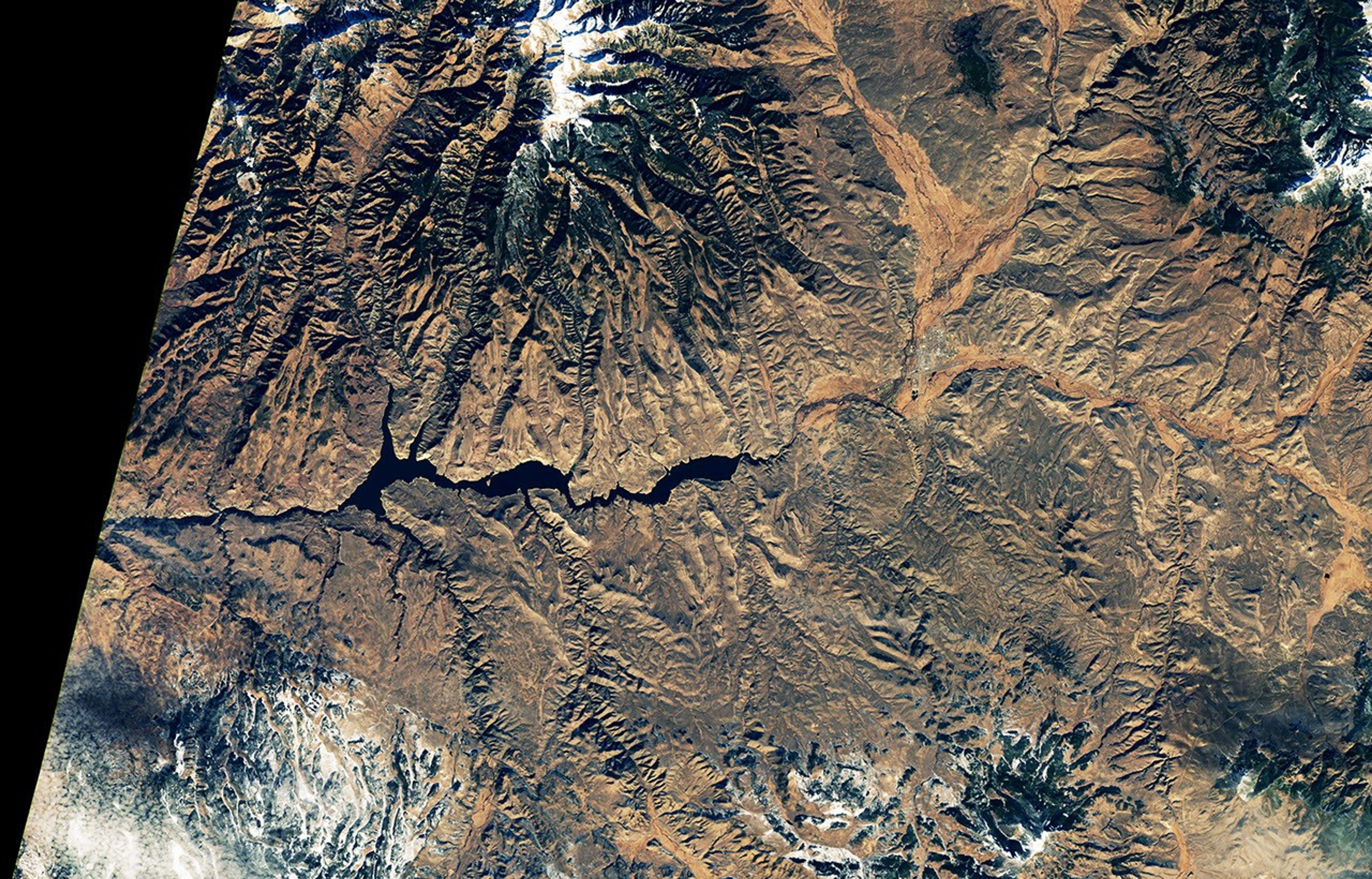 The first of a pair of satellite images shows the reservoir in November 2017, when water levels were relatively high and its color was mostly blue.