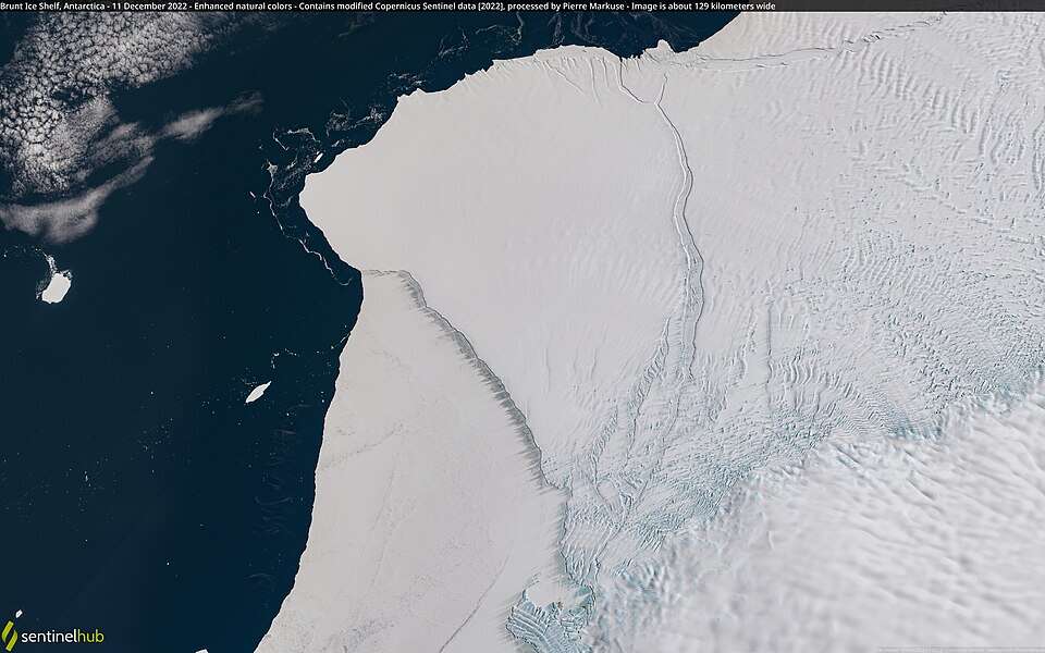 Changes in this deep ocean current may affect global heat and carbon absorption. These shifts could eventually influence climates in regions like the United Kingdom. Image Credit: Wikimedia Commons Brunt_Ice_Shelf,_Antarctica_-_11_December_2022_(52559137901)