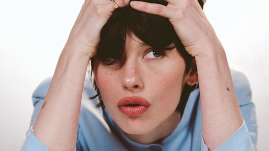 Abrams, who shot to pop stardom despite “nepo baby” accusations and tabloid focus on her love life, gets caught in fifty shades of beige on her new album.