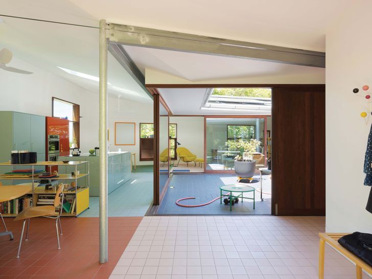 Sliding doors, some glazed and others solid, allow living spaces to expand into the courtyard. Artwork: Tomislav Nikolic.