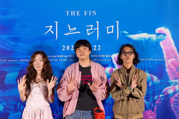Director Park Sye-young, center, poses with actors Kim Pu-reum, left, and Goh Woo during a press conference for their movie “The Fin” at a theater in Seoul, Friday. Courtesy of Emu Films