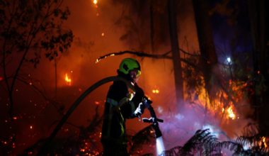 France battles fire 'whirlwinds' as another 55,000 evacuated - BBC